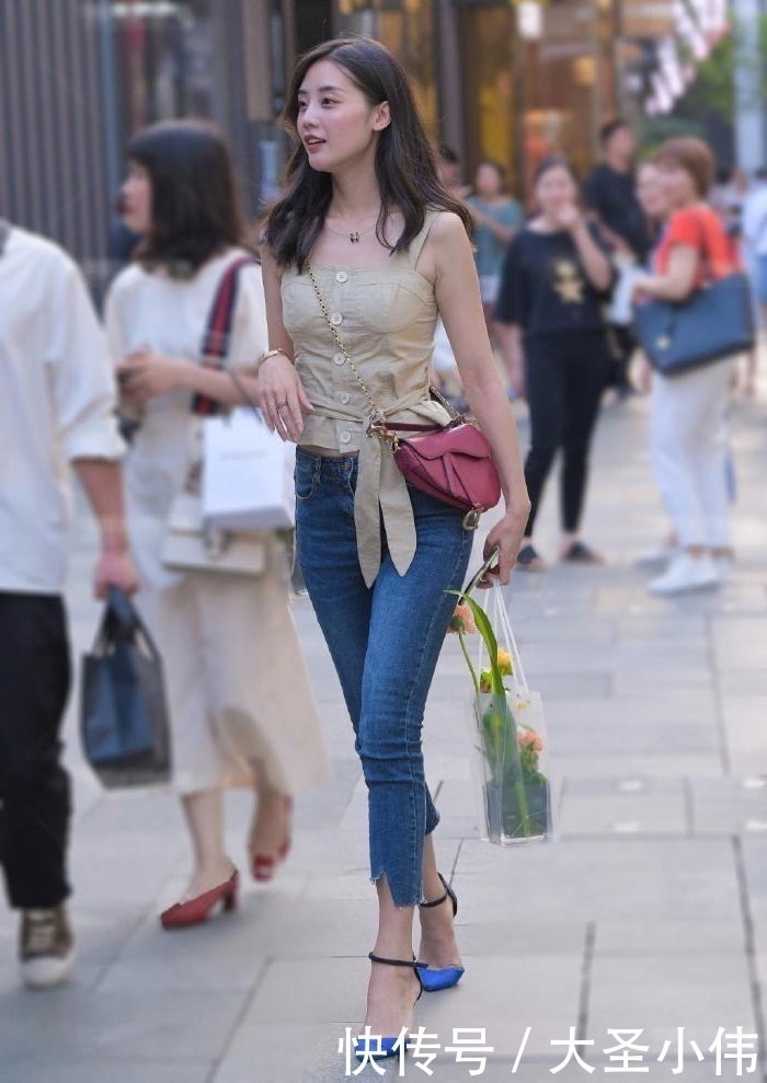美女街拍牛仔裤这样穿搭,休闲清凉又显气质,年轻女生都爱穿