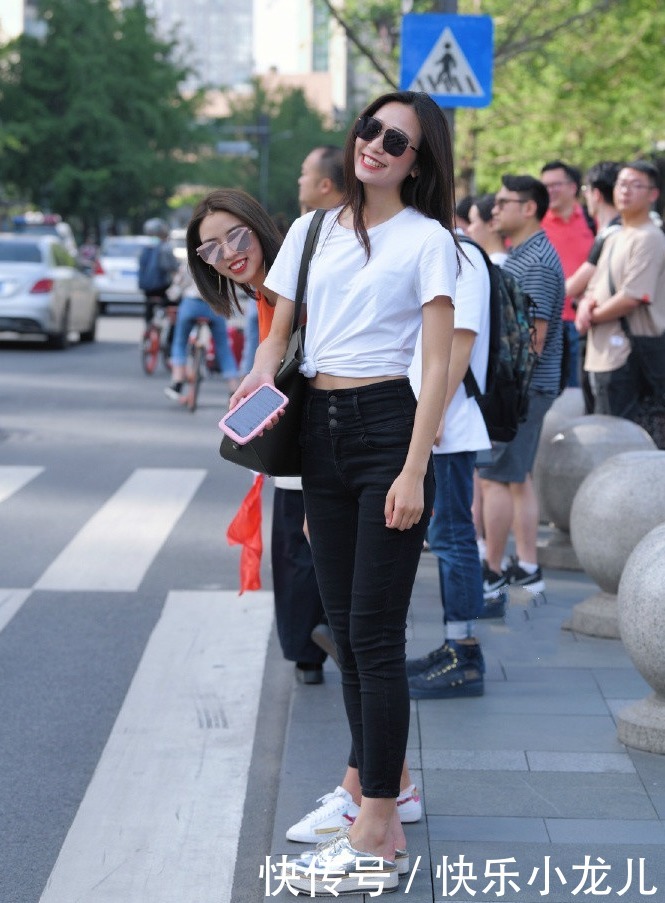 修身牛仔裤让你展现身材优势，轻松搭配出个性美