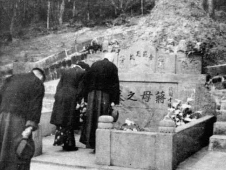 蒋介石|蒋介石临死之前，要求棺材中放五件物品，没有一样金银财宝