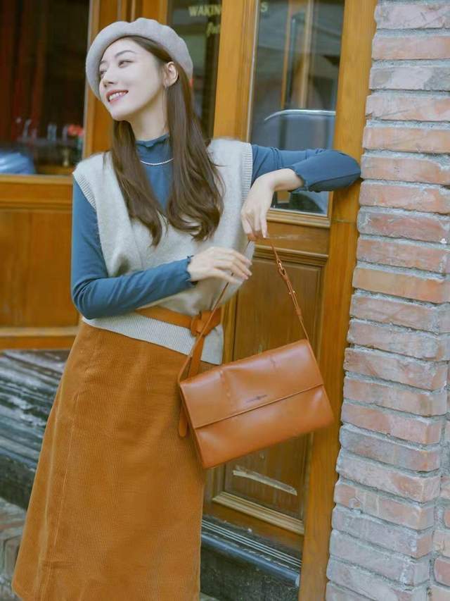 半身裙|女生博主秋冬穿搭指南,针织开衫搭配百褶半身裙,高贵优雅又温柔