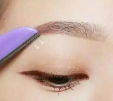 眼线和眉毛这样画才最迷人，今年女神都在这样化眼妆！