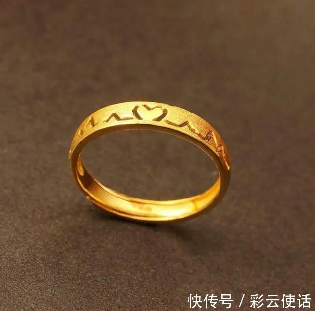 穿搭|有品位的女人,过了40岁佩戴这几款黄金首饰,气质又好看