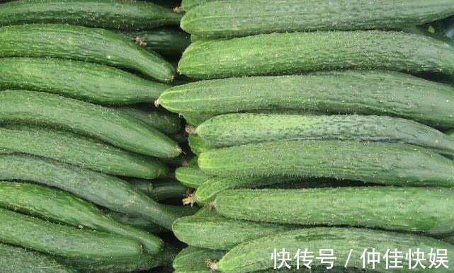 买黄瓜别再挑“直的”，卖菜老板记住3点，怎么挑都清脆好吃！