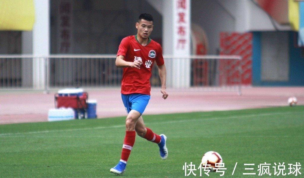 隔离|中超球员回家结婚被隔离,与楼下新娘视频结婚,隔空飞吻太感人