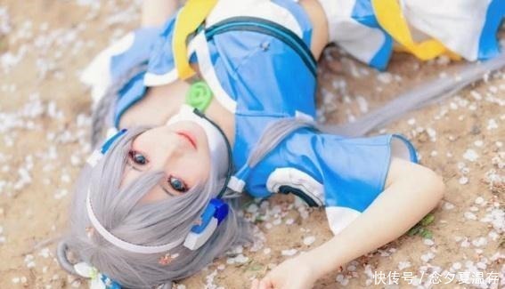 腰坠|中学生Cos洛天依，身材，造型完美还原！网友次元壁被吃了！