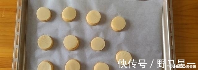 面团|一口下去就爆浆的卡士达酥皮泡芙，大气孔不塌陷的秘密都在这