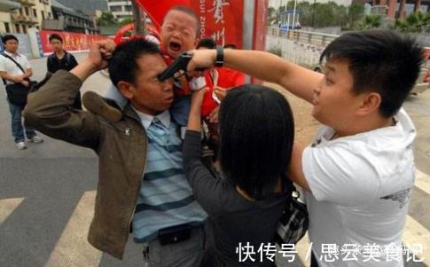 公交车|宝宝在公交车哭闹爸爸置之不理,乘客一句“抱怨”,挽救一个家庭