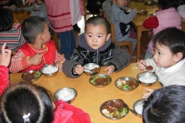 儿子说幼儿园饭菜很好吃，每次都能吃一大碗，看到照片后怀疑人生