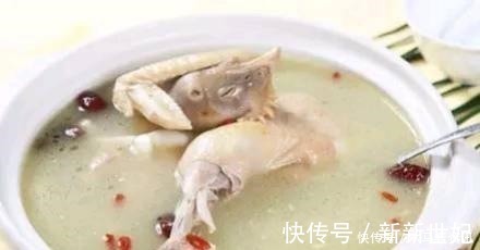 炖鸡汤，很多人第一步就错了，难怪鸡肉又柴又腥，汤不浓也不好喝