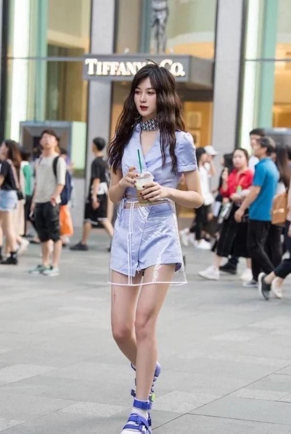 街拍:小美女呢子大衣搭配百褶蛋糕裙,温柔又乖巧,笑容甜美可爱