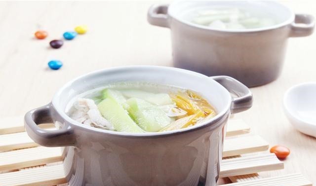 宝妈|正在哺乳期的女性,建议远离三类食物,会影响到孩子的吃奶过程