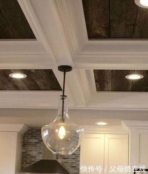 搭配|师傅双倍费用没白给!天花板贴几块木板做吊顶,档次立马显出来了