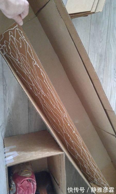 旧纸箱子卖不了几毛钱，老妈攒下来做了张单人床，还挺结实的