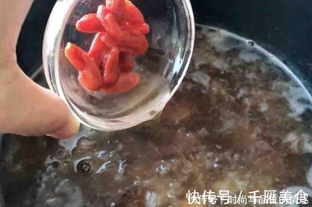 白头发增多,医生推荐多喝它,隔三差五吃1次,白头发慢慢没了