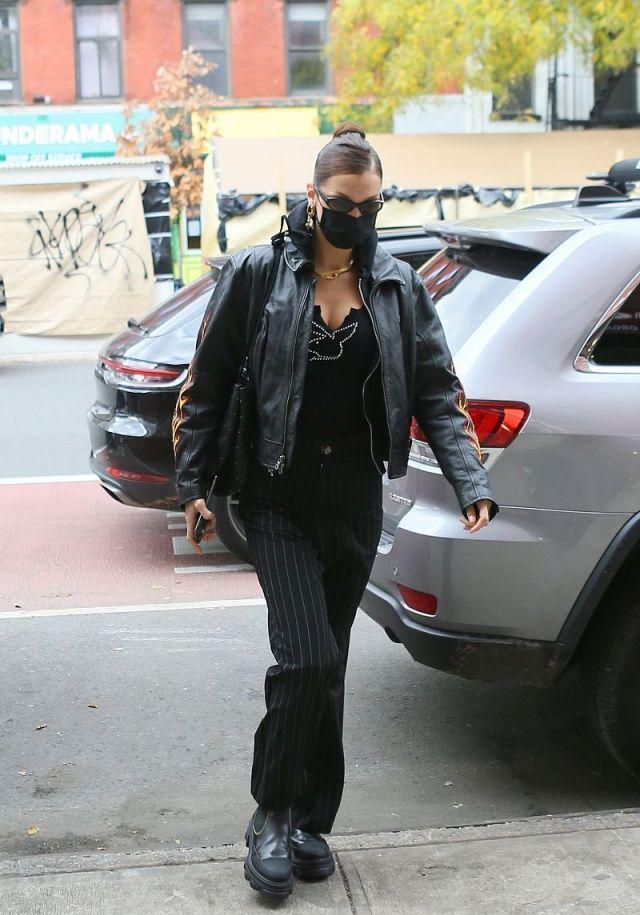 贝拉|贝拉哈迪德穿黑色皮衣搭配黑色条纹裤, 扎丸子头, 又酷又拉风