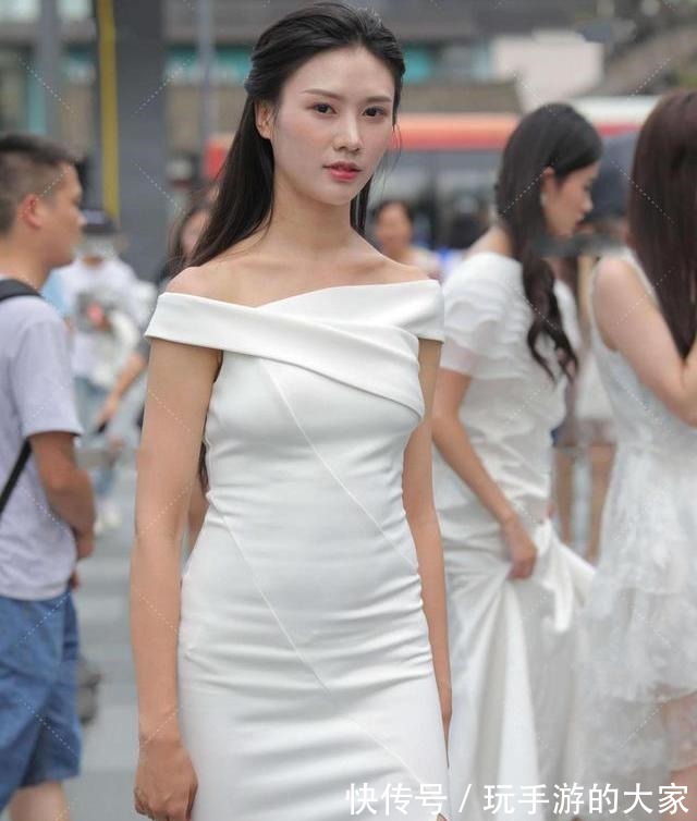 白色 一件修长的白色单肩裙,充满独特的裙装设计,凸显气场!