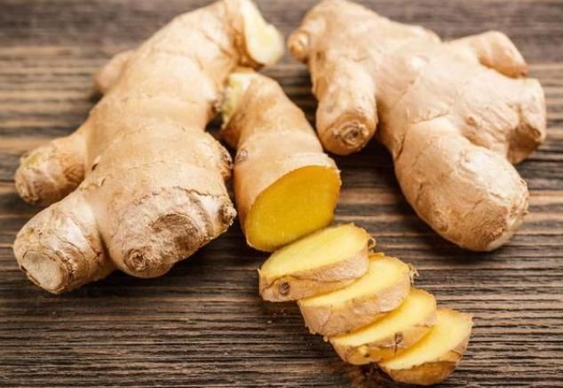 不论男女，睡前把生姜涂脚底，坚持一段时间，或会收获3大好处