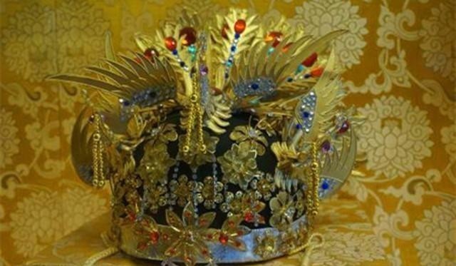 妻子|土匪从贵妃墓挖出金顶凤冠,给新婚妻子戴上,全家不久后共赴黄泉