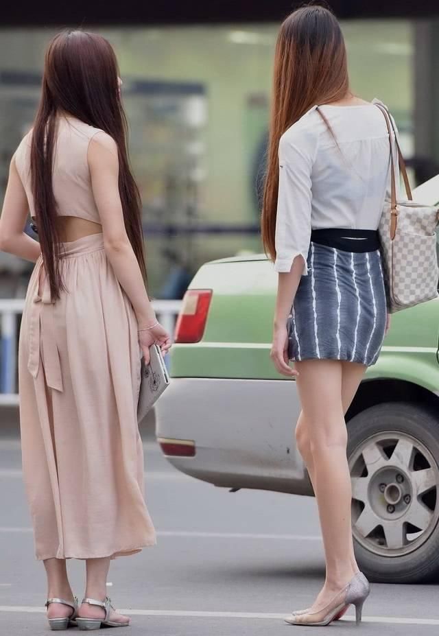 街拍俩美女路边等车，一个骨感高挑，一个丰满圆润，你喜欢哪个
