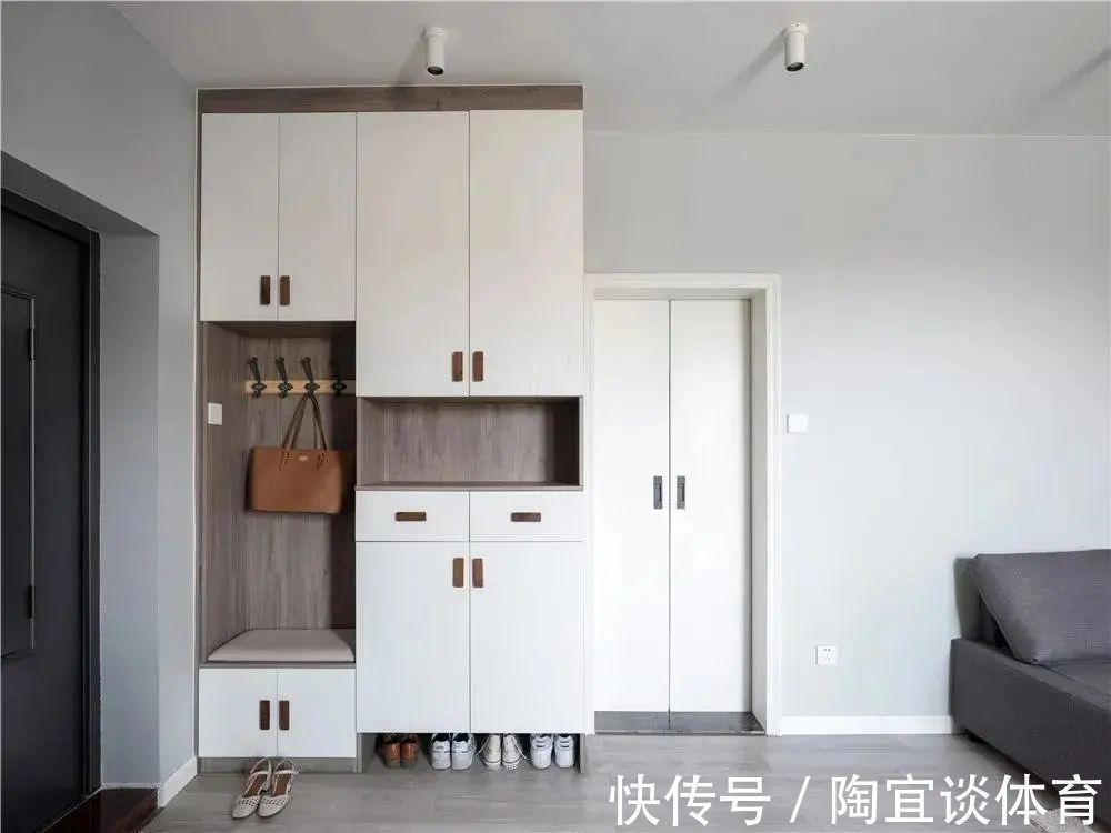 玄关|开门见厅的户型,这样装照样可以有玄关柜,比成品鞋柜更实用美观
