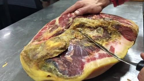 大厨端上一块“发霉猪肉”,顾客一脸嫌弃,老板娘真不识货