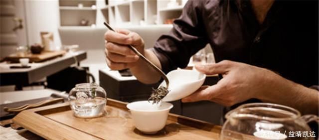 “在喝茶时,人们都会把第一泡倒掉!”茶叶真的很脏吗?