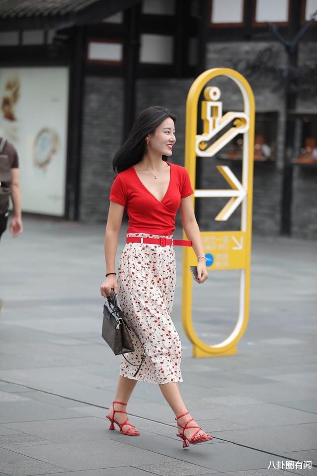 玫红小巧V领T恤衫，搭配高腰碎花裙，彰显清纯与甜美气息