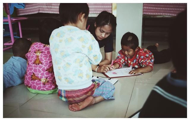 生孩子越多越好吗？一家7口困惑的幸福，网友表示无法理解