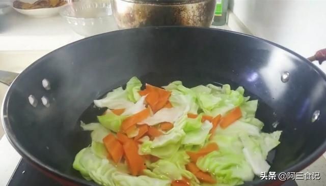 鸡蛋块儿|包菜加2个鸡蛋，外婆教我的特别做法，开胃又营养，比吃肉还下饭