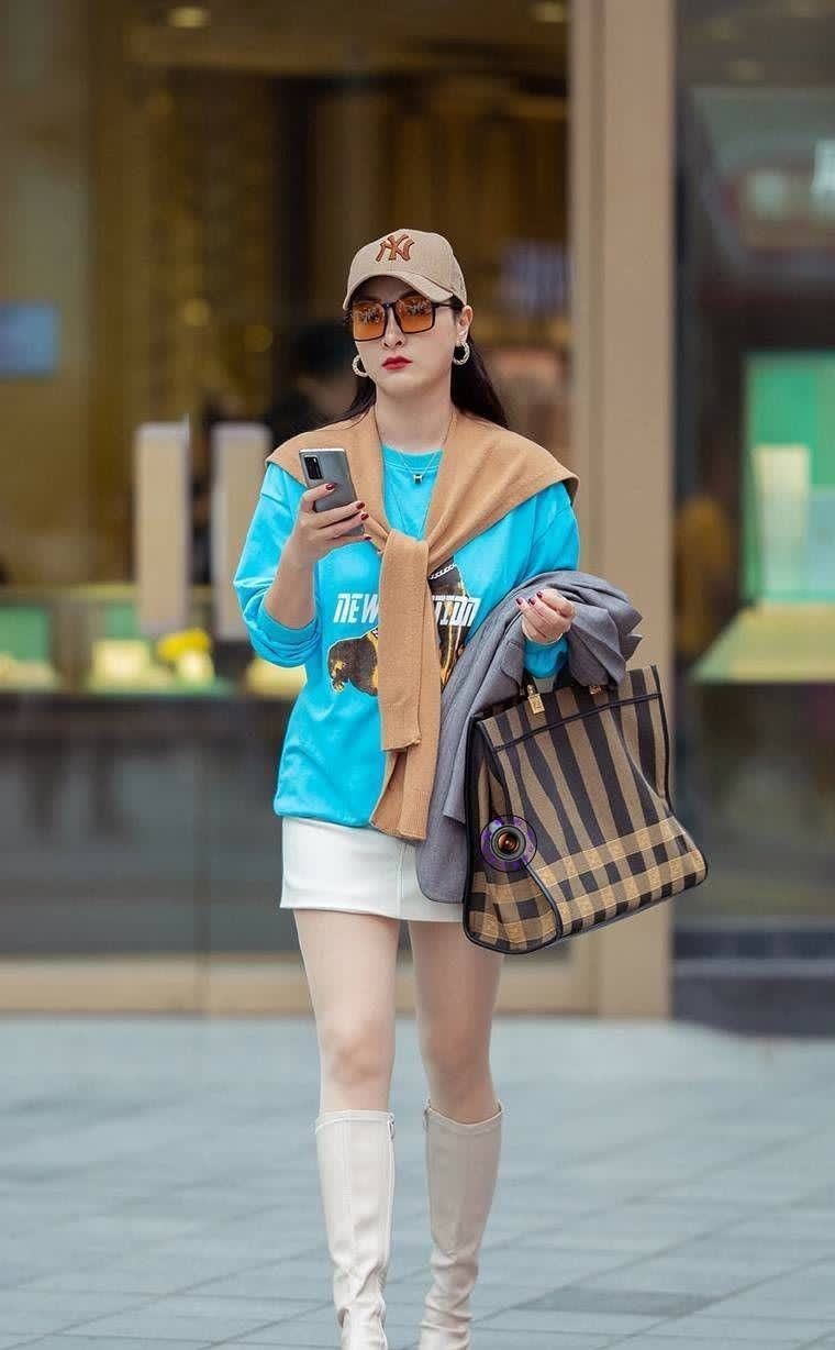 丝袜 美女搭配高筒靴和肉色丝袜, 穿出苗条显腿长的效果