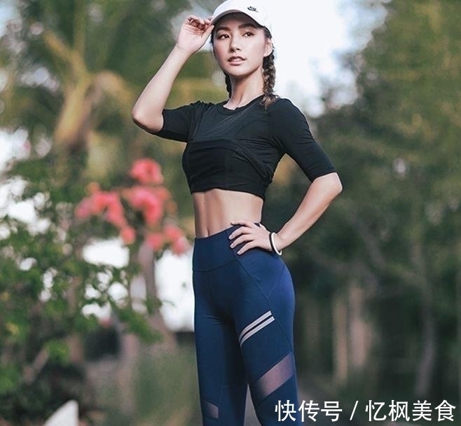 紧身|美女街拍小姐姐紧身背心搭配紧身裤，清新优雅又显美丽高贵