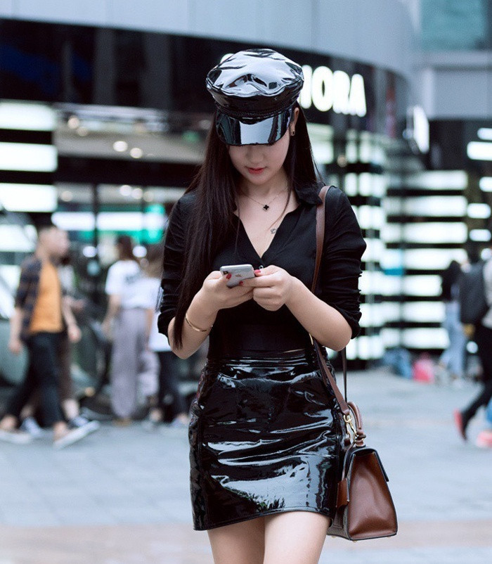 颜值和气质都不错的小姐姐, 穿着皮裙很性感