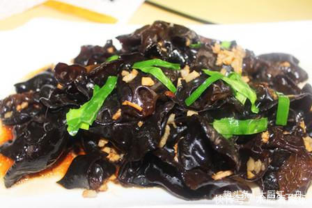  入锅内|肉末木耳，直接下锅就错啦，难怪不脆不入味，大厨这样做才对