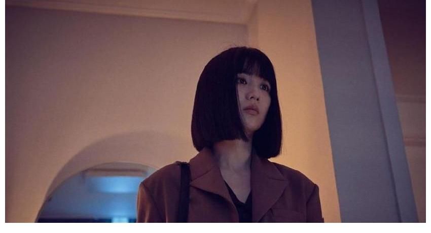 拍到一半就下车,戏份还没女三多,这女主当的真憋屈