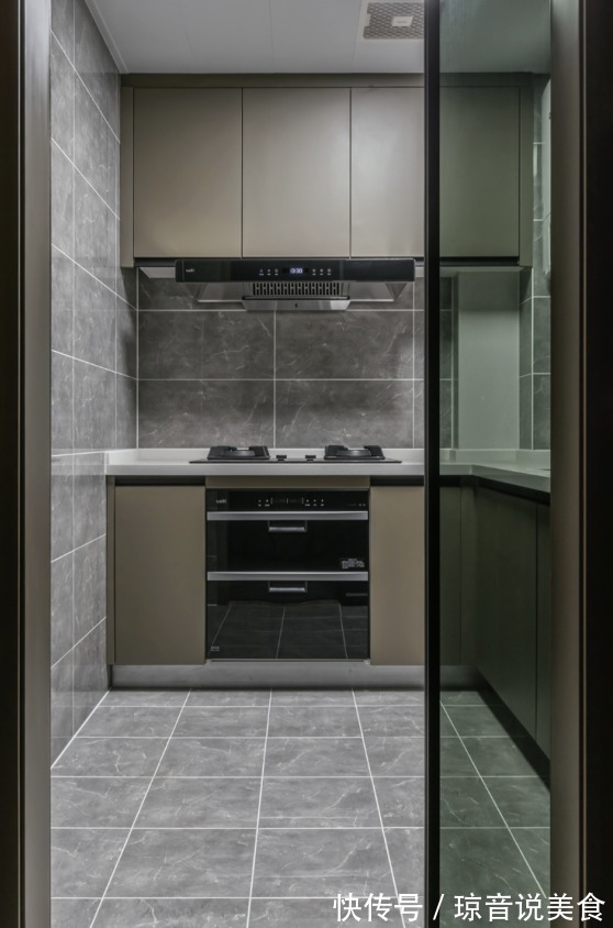 书房|过道别再浪费了,学他家这么装,书房、杂物间都有了!实用性倍增