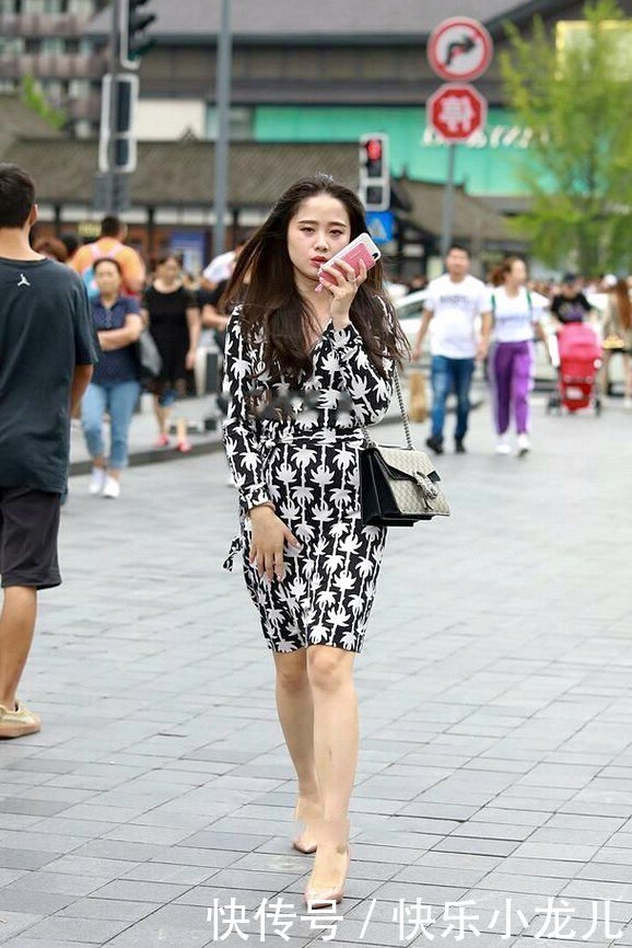 西装式领口设计,这样的长款连衣裙,黑白配色优雅大方