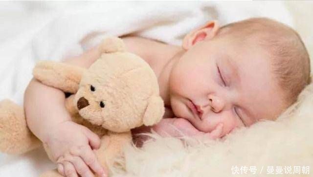 宝爸|孩子睡觉被呼噜声吵醒,转身抬腿给宝爸“上了一课”,妈妈笑翻了