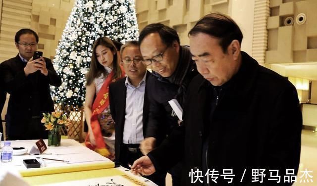 书法家!他写一副对联卖7.8万,网友不看好,专家:看那落款!