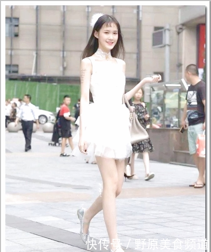 小露香|街拍:小姐姐小露香肩给人遐想,是有什么意义吗?