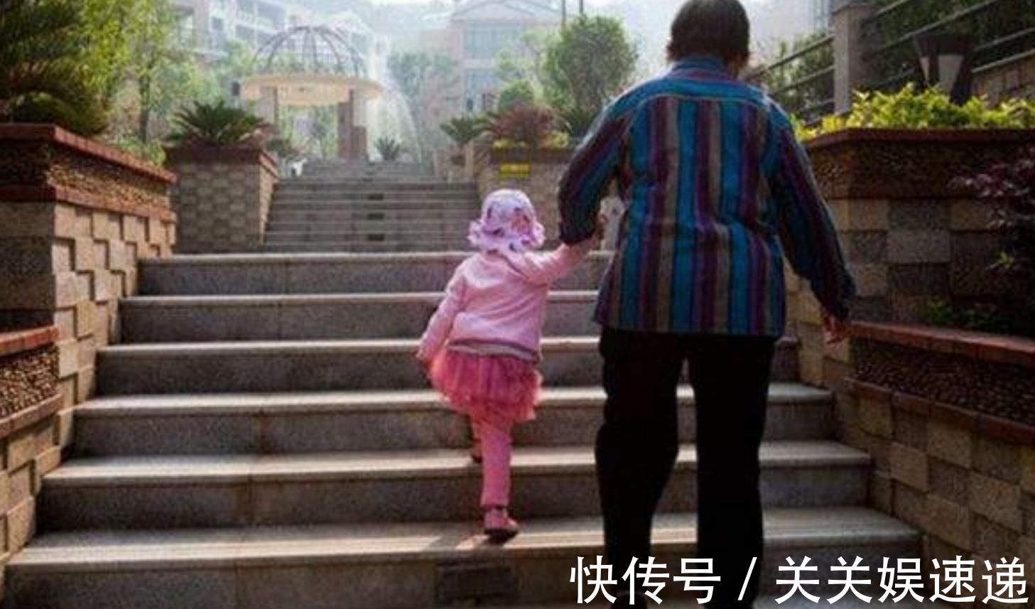 奶奶|2岁孩子被人贩子抱走,反诬陷奶奶是疯子,奶奶急中生智救回孩子