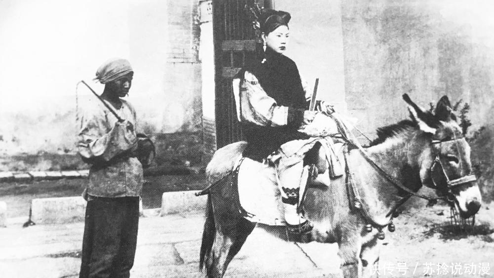 老照片|老照片：图5烟瘾发作的八旗女子，图6八旗贵妇玩行为艺术