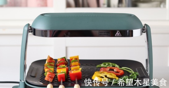 桌子|这道菜是一种网红吃法，色泽艳丽，上桌子上分分钟就没了！
