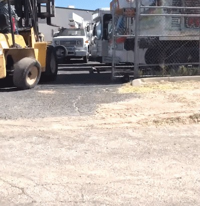 |搞笑GIF:小姐姐真是个狠人 下次过来记得带个铁盆