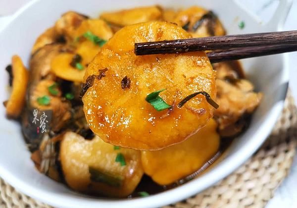 午餐这样焖了一锅美食，有菜有饼，咸鲜味美，家人连说做得太少