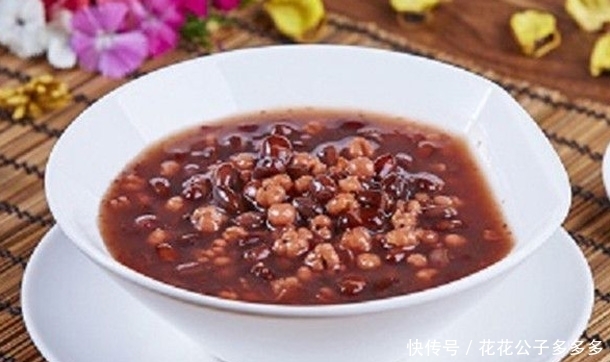 女人50歲后,早餐多喝“美容粥”,補氣養(yǎng)胃防衰,告別“黃臉婆”