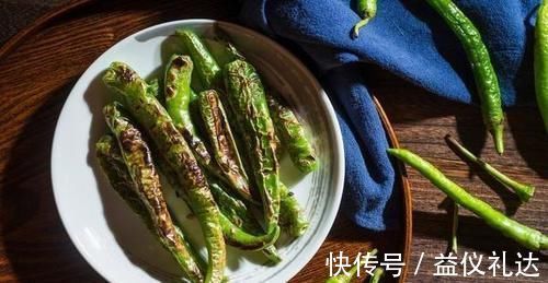 虎皮青椒|虎皮青椒,直接倒油就错了,教你正确做法,青椒个个起皮还入味