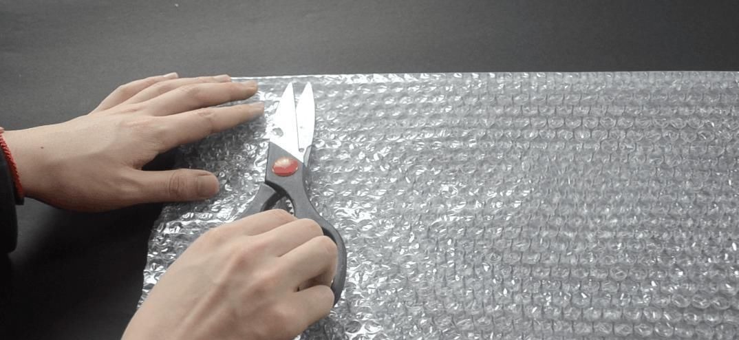 快递箱里的气泡垫别扔了, 没想到它作用这么大, 家家户户用的到