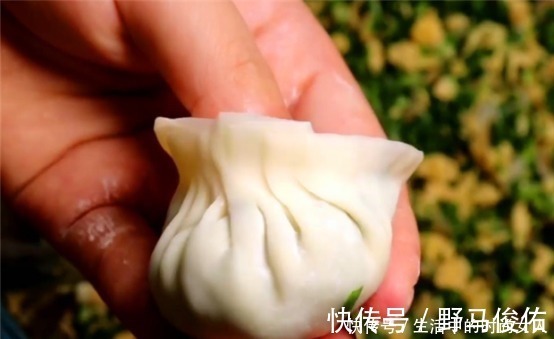 这才是正确的“包饺子”手法,对折再一挤,轻松做出大肚水饺!
