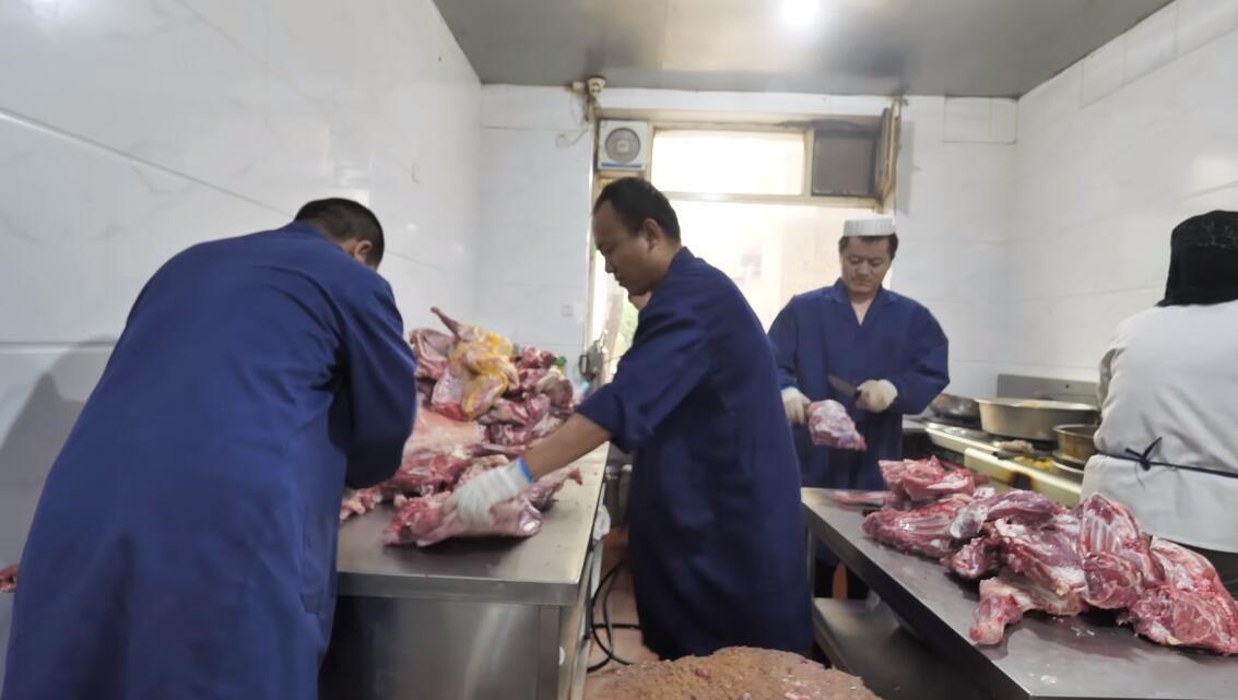 饭店|饭店老板做手抓羊肉,用一招让羊肉变紧实没膻味,每天煮几十只羊
