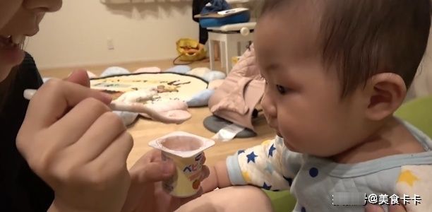 姐姐将冰激凌搅一搅就给妹妹,可怜的妹妹小脸都要挤到一起了